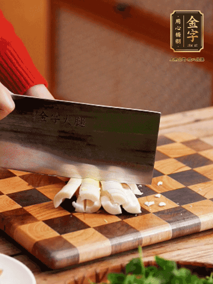 春筍剝?nèi)ネ鈿?，拍碎切成小條