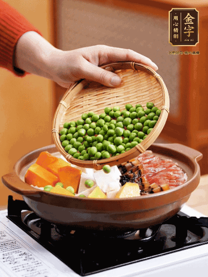 再鋪上臘腸、醬油肉、豌豆，小火煲6分鐘