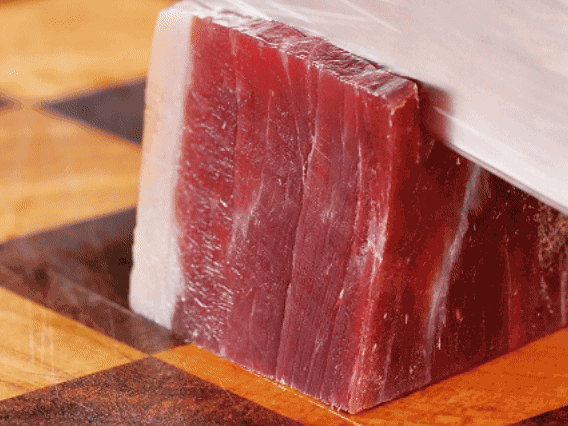 金字火腿去皮切片，溫水浸泡5分鐘