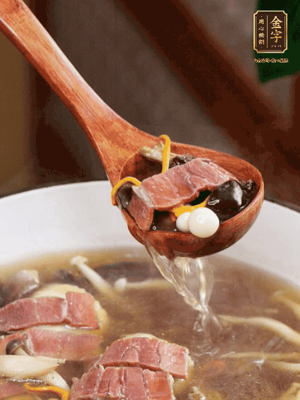 加羊肚菌、雞縱菌、蟲草花、海鮮菇、白玉菇再煮20分鐘