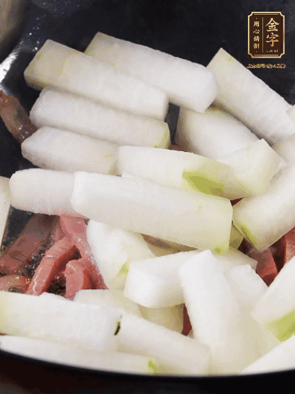 再下冬瓜微微煸炒，加一小碗水，中小火煨5分鐘