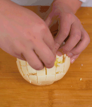 在縫隙里塞適量馬蘇里拉奶酪、再塞入淡火腿碎。