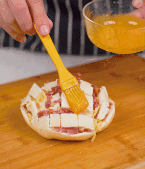 放在烤盤上，表面先刷一層玉米油，再刷一層蛋黃液。