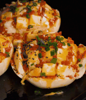 灑適量小蔥和黑芝麻，放入預(yù)熱的烤箱180度15分鐘。