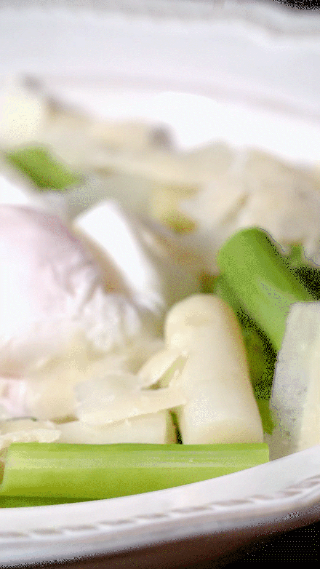 盤中放上蘆筍和雞蛋后，刨上適量干酪
