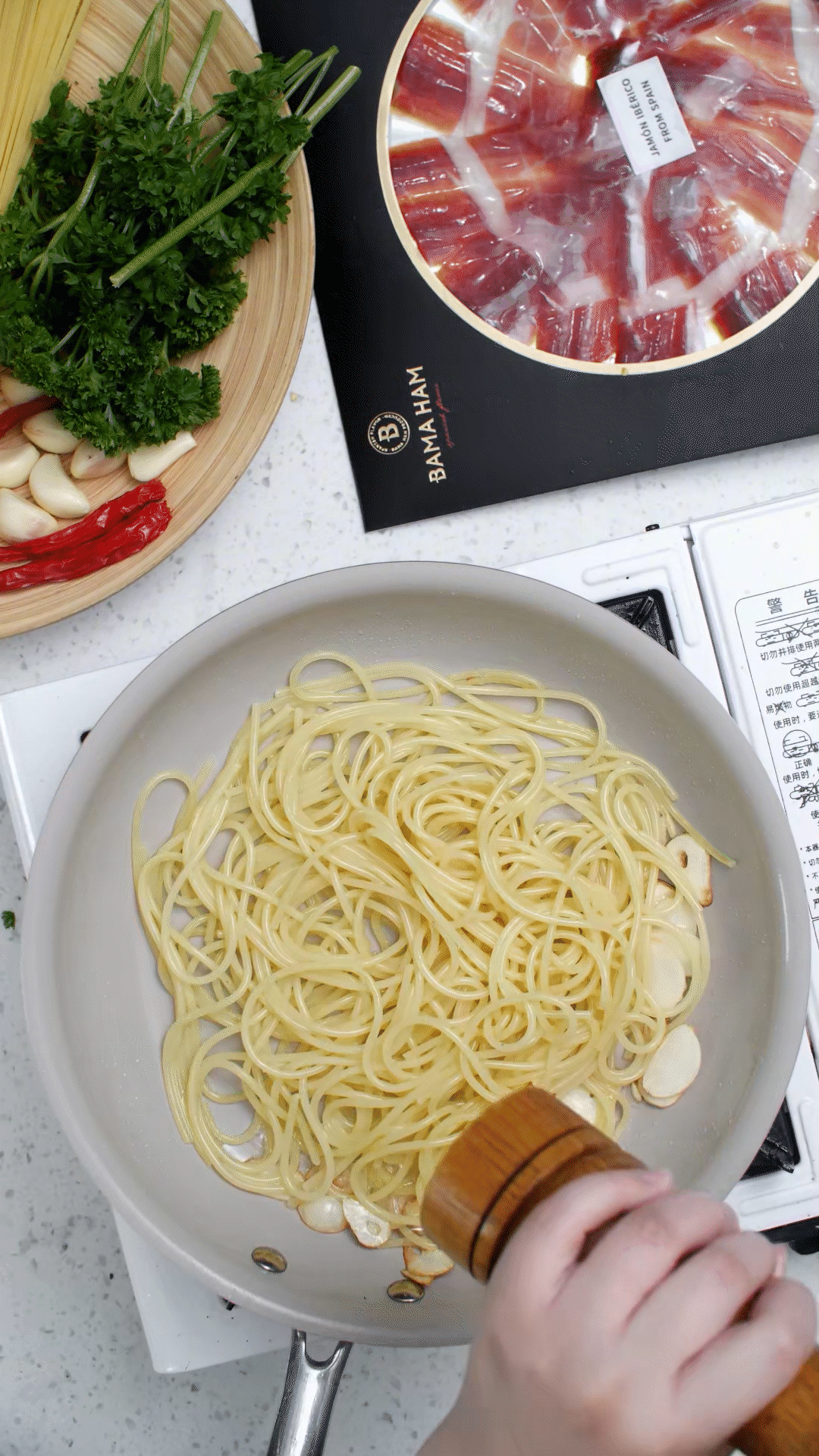 起鍋燒水，水開加入1勺橄欖油和1勺鹽，煮開后放入意面，水再次煮開后轉(zhuǎn)中小火，5號面約8-10分鐘
