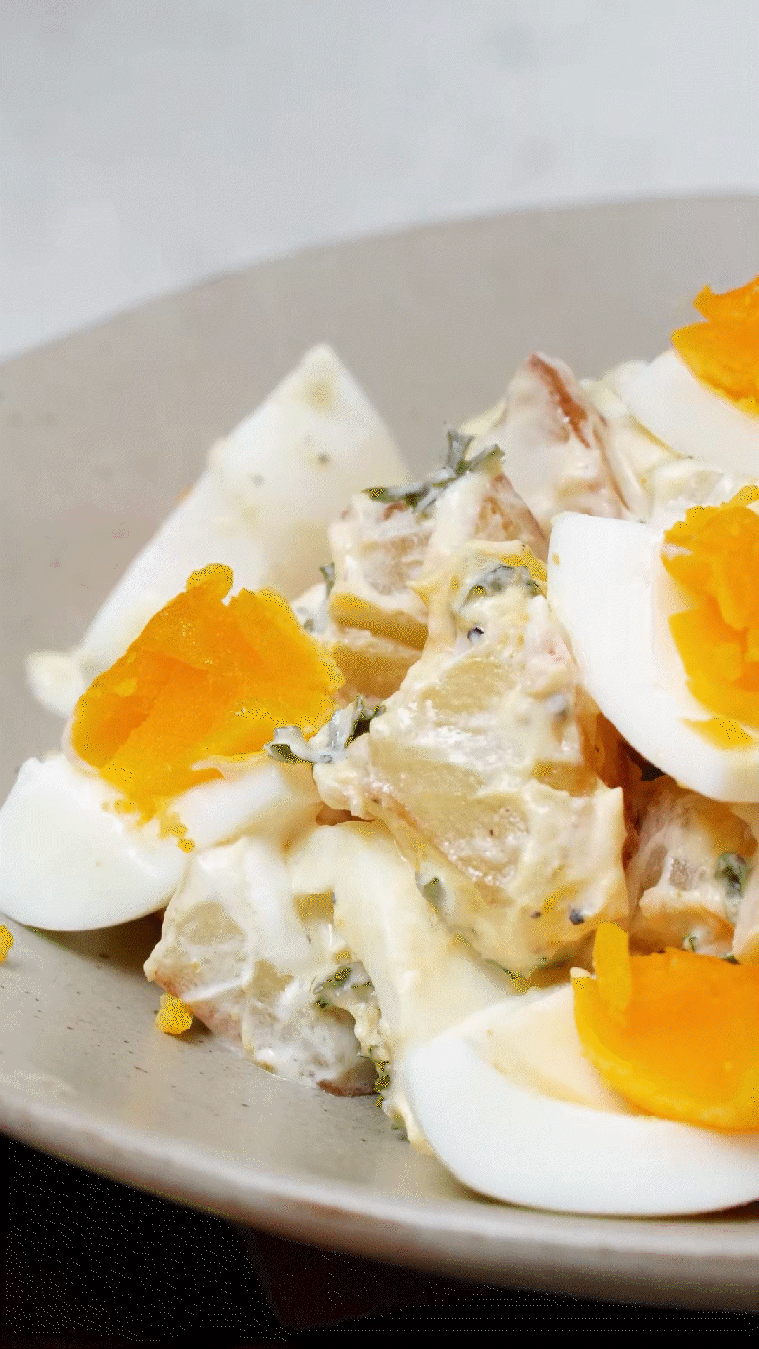 土豆塊和雞蛋加入醬汁，拌勻裝盤