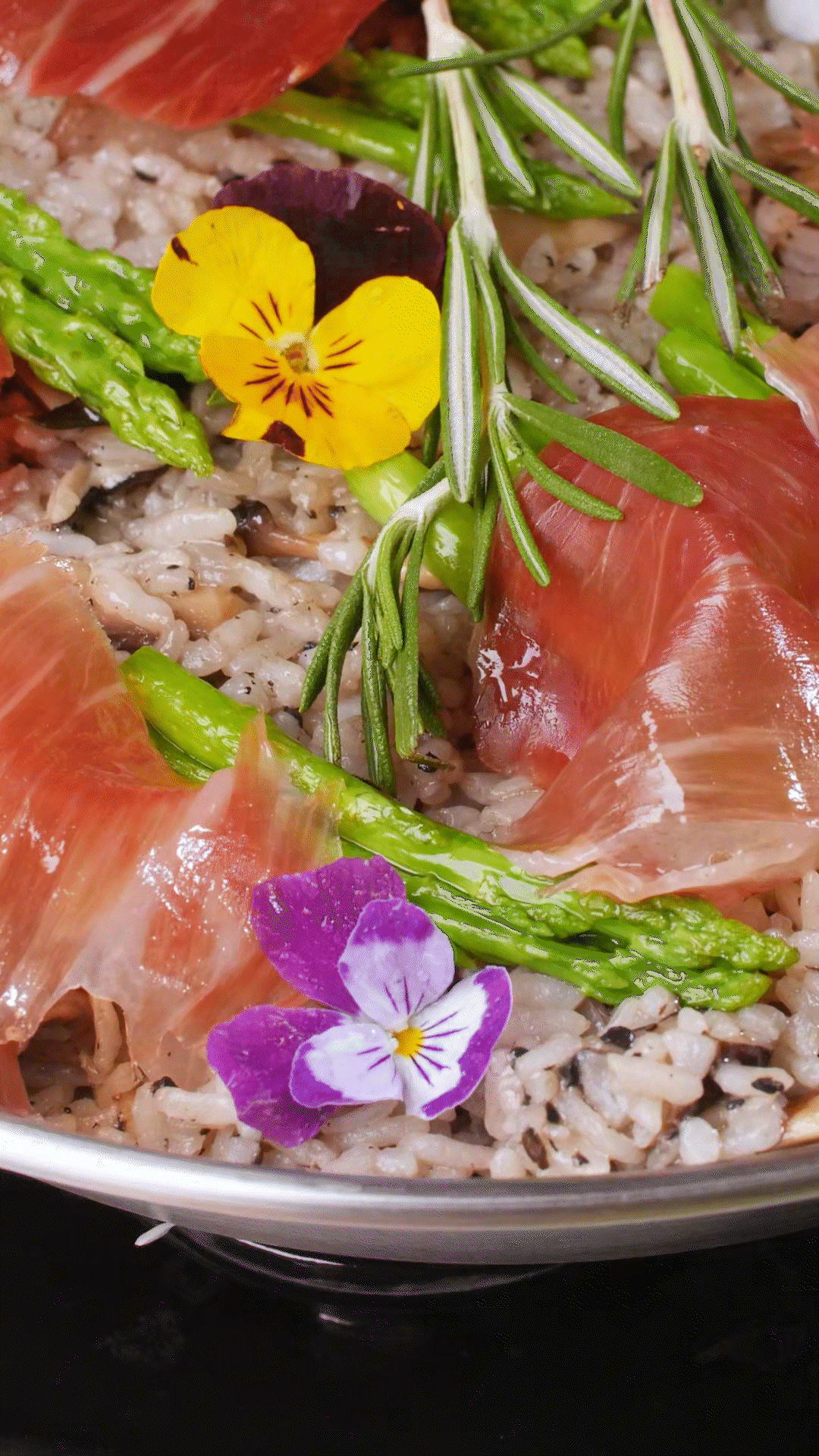 放入預(yù)先煮好的米飯和一碗去油的雞湯，和黑松露醬攪拌均勻
