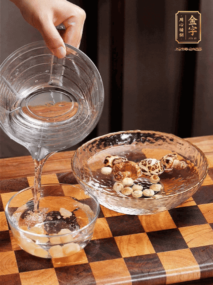 將雞肉、鮑魚(yú)、蝦仁焯水，冬菇、蓮子、干貝泡發(fā)