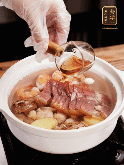 7種食材+帶皮冬瓜塊用砂鍋/電飯煲煮湯功能煮熟，少許鹽、花雕調(diào)味