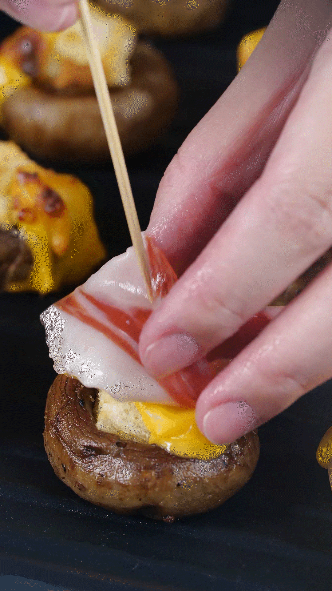 將火腿卷一卷，放在最頂部，插上竹簽