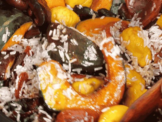 電飯煲正常煮飯模式煮飯。出鍋后撒點蔥花