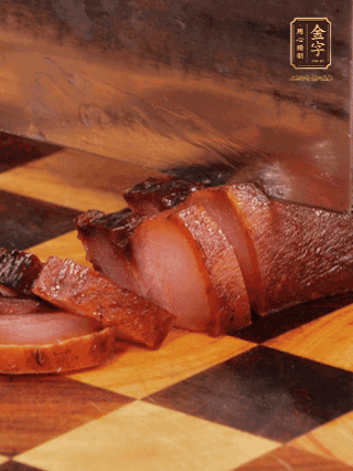 金字醬肉，煮熟切條；蓮藕去皮，切成條狀，焯水2分鐘