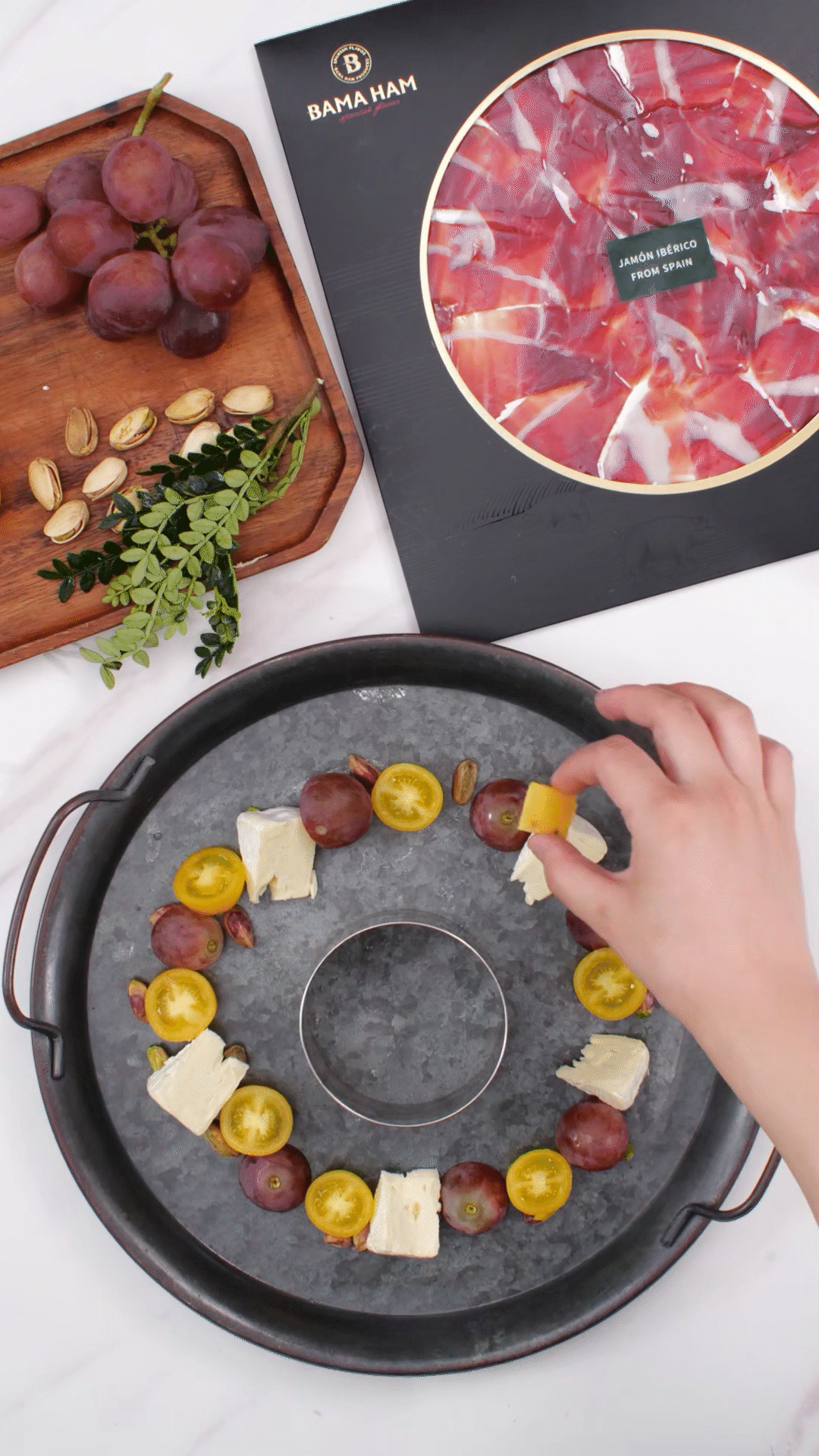 準(zhǔn)備一個(gè)大盤子，中間放上模具（或是一個(gè)空碗）預(yù)留空位，沿著磨具把食材擺盤成花環(huán)裝