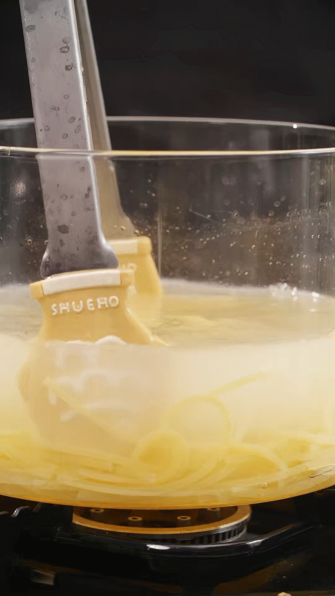 將意面煮熟，到自己喜歡的熟度。撈出過(guò)冷水，瀝干
