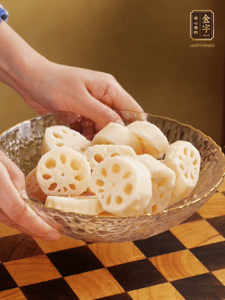 蓮藕洗凈削皮，切大塊，用鹽、糖腌制30分鐘。