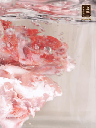 豬骨冷水下鍋，加蔥姜、料酒焯水4分鐘。