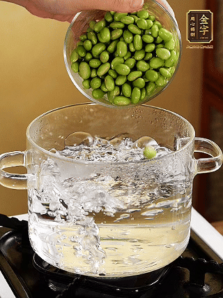 嫩毛豆汆燙1分鐘。