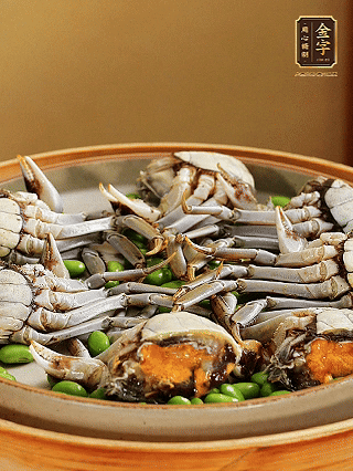 盤底鋪毛豆，依次放大閘蟹、咸肉， 淋一圈料酒、豉油。